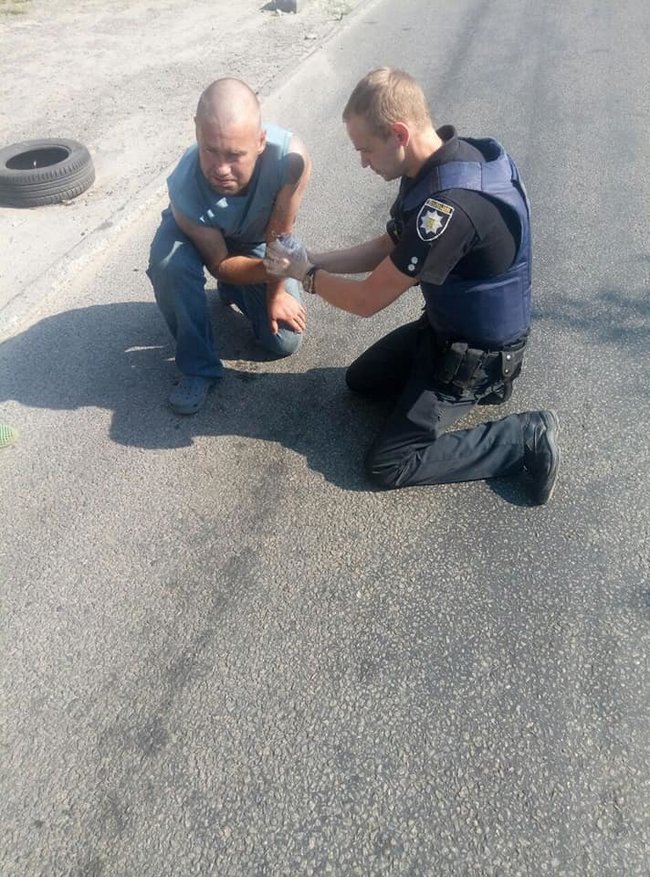 Патрульний Дніпра руками затиснув гранату без чеки, яку вважали бойовою 02