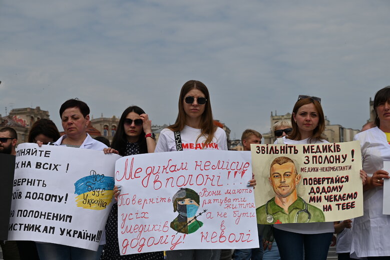 Акція на підтримку полонених військових медиків відбулася на Майдані Незалежності 19