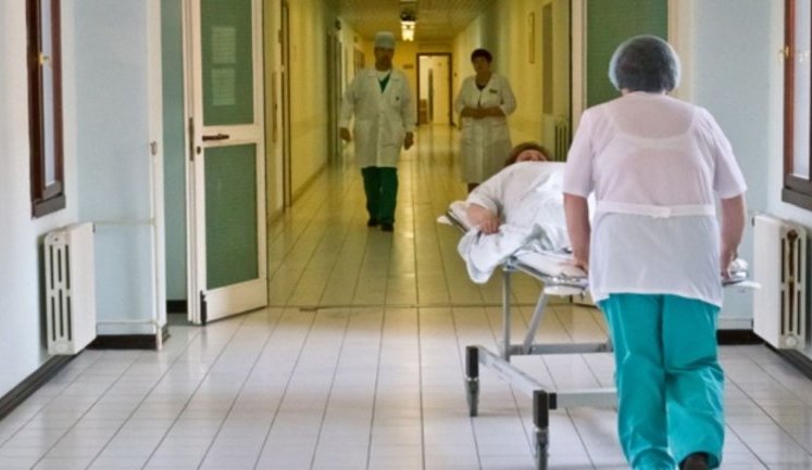 Молода жінка померла від пневмонії в Миколаївській області, тест на COVID-19 не проводили