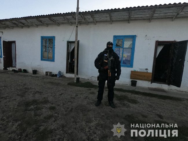 Поліція звільнила близько 30 осіб, яких утримували в рабстві на території занедбаної жіночої колонії на Одещині 03