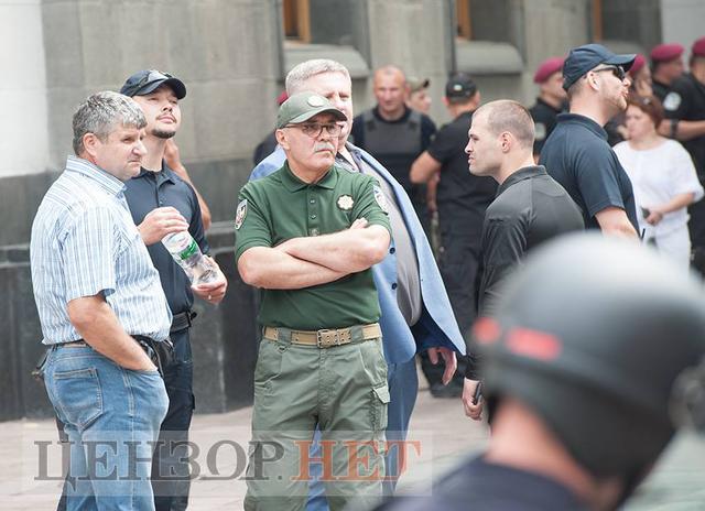 Митингующие остаются под Радой: некоторые активисты держат в руках биты и куриные яйца 13 Митингующие остаются под Радой: некоторые активисты держат в руках биты и куриные яйца 13