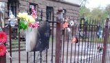 Троє невідомих підпалили квіти, принесені до Будинку профспілок в Одесі в пам