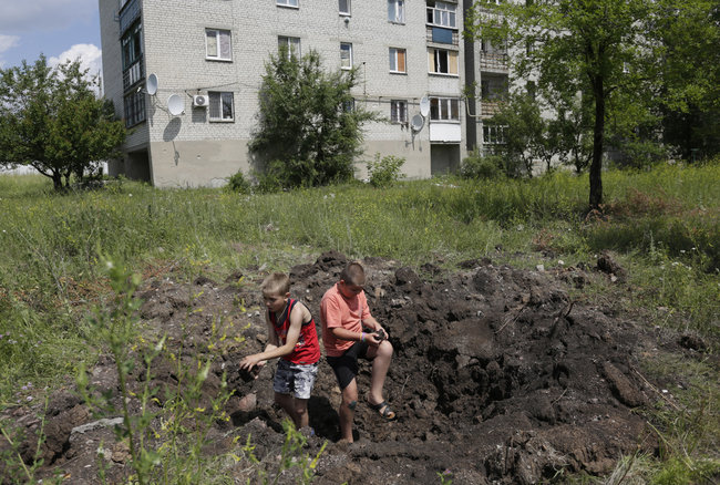 Військовий фотограф Анатолій Степанов: Авдіївка. Лежить пенсіонер, мертвий, придавлений плитою. Дядько Коля всю війну пережив, а тут братики постаралися 56