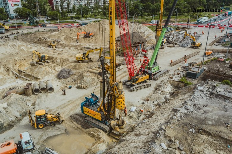 У Києві біля станції метро "Чернігівська" демонтували аварійний міст