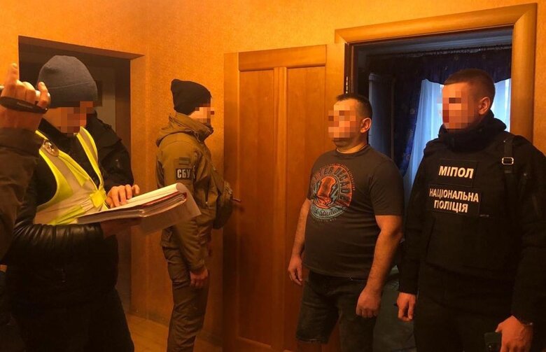 Врачи из 5 медучреждений и ВВК штамповали в Киеве мужчинам диагнозы для выезда за границу 06