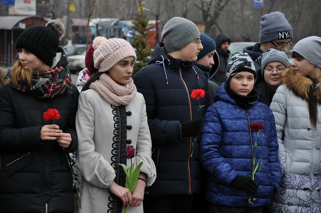 Учасники АТО та мешканці Києва поклали на Троєщині квіти до памятника Воїну-добровольцю 24