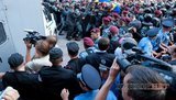 Тимошенко привезли в автозаке на суд. Милиция заранее установила металлические щиты у входа в арку