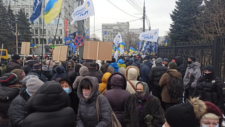 Беги, Вова, беги: Под судом, рассматривающим апелляции относительно меры пресечения для Порошенко, собрались митингующие 20