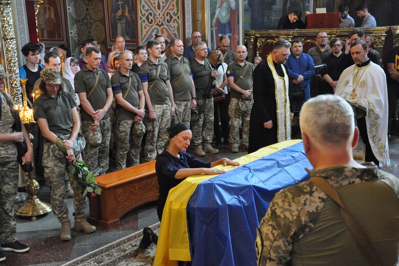 Із загиблим в бою з окупантами воїном Романом Барвінком (Скрипалем) попрощалися в Києві 51