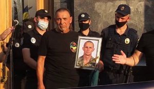 Батько воїна Журавля, який стік кров’ю у "сірій зоні", подав на Зеленського заяву в ДБР про вчинення злочину. ДОКУМЕНТ