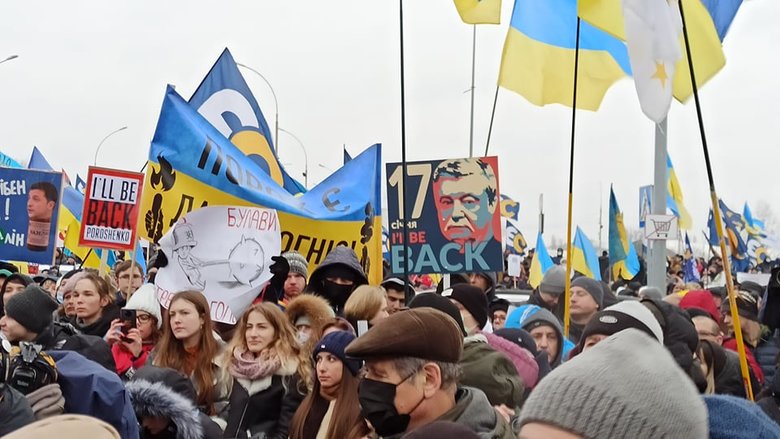 Прихильники Порошенка зібралися біля аеропорту Київ 26