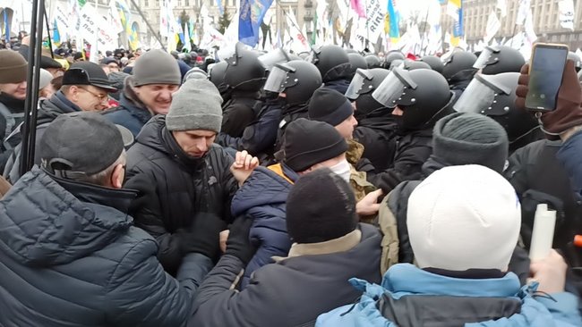 ФОПы попытались установить палатки на Майдане Незалежности: между митингующими и правоохранителями произошли стычки 15