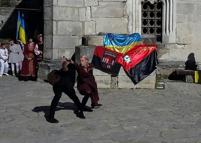 Народний герой України в Хотині: шість недержавних нагород вручили у дворі старовинної фортеці на Буковині 16