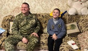 Головнокомандувач ЗСУ Залужний зустрівся з юним поетом Головою, хворим на ДЦП. ФОТО