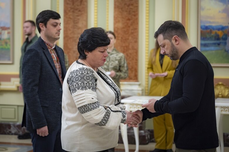 Зеленський вручив сертифікати на квартири
