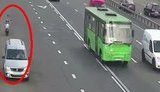 Странное ДТП на Северном мосту в Киеве: водитель скутера въехал в стоящий автомобиль. ВИДЕО камер наблюдения