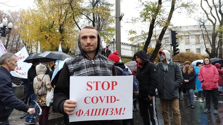 Opponents of vaccination blocking streets in downtown Kyiv 25