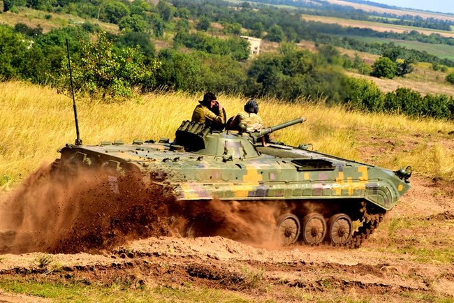 Экипажи БМП соревновались в Донецкой области 11