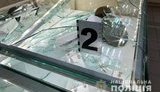Неизвестный мужчина, угрожая ружьем, ограбил ювелирный магазин в Киеве, - полиция. ФОТОрепортаж