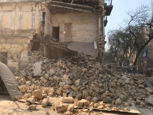 В центре Одессы обрушилась стена старинного дома 04