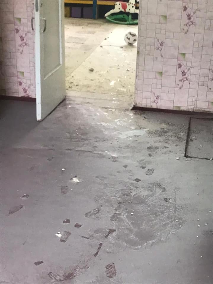 Эвакуация детей и персонала из детского сада, попавшего под обстрел войск РФ в Станице Луганской 06