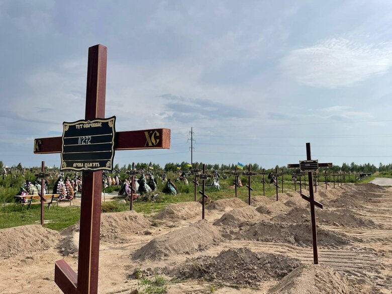 В Буче хоронят убитых во время оккупации гражданских, тела которых остались неопознанными: вместо имени - номер 01 В Буче хоронят убитых во время оккупации гражданских, тела которых остались неопознанными: вместо имени - номер 01