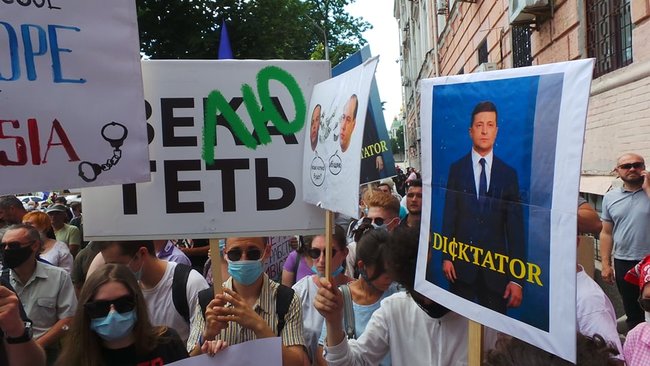 Після акції під ДБР багатотисячна хода попрямувала до Печерського суду на підтримку Порошенка і проти політичних репресій 07