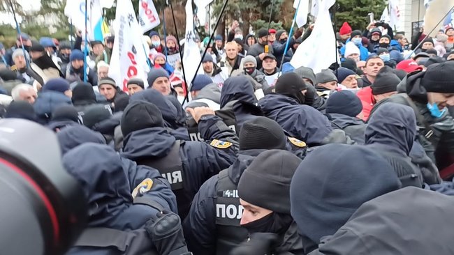 ФОПы попытались установить палатки на Майдане Незалежности: между митингующими и правоохранителями произошли стычки 34