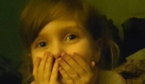 У підвалах заводу "Азовсталь" в Маріуполі під обстрілами росіян живе 4-річна Аліса, мати якої військовий медик. ВІДЕО+ФОТОрепортаж