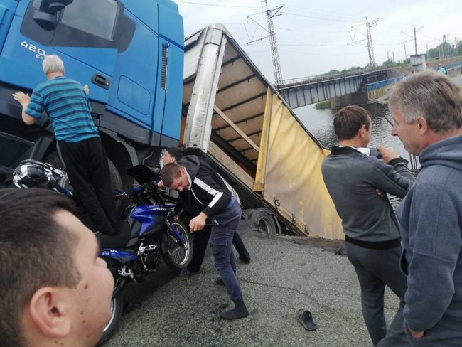 Во время пресс-конференции Зеленского на Днепропетровщине рухнул мост вместе с проезжающей по нему фурой 03
