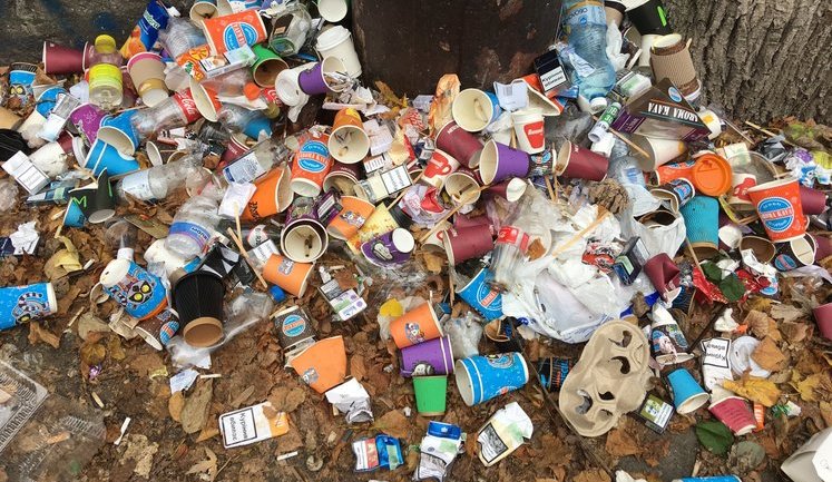 "Народное творчество" и горы мусора: в сети показали последствия распития кофе, купленного в столичных МАФах. ФОТО