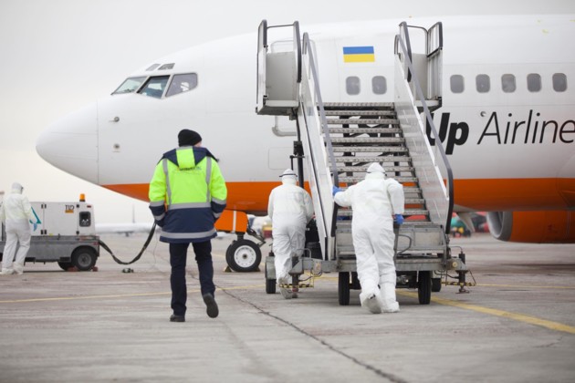 Встреча эвакуированных из Ухани в аэропорту Харькова 05
