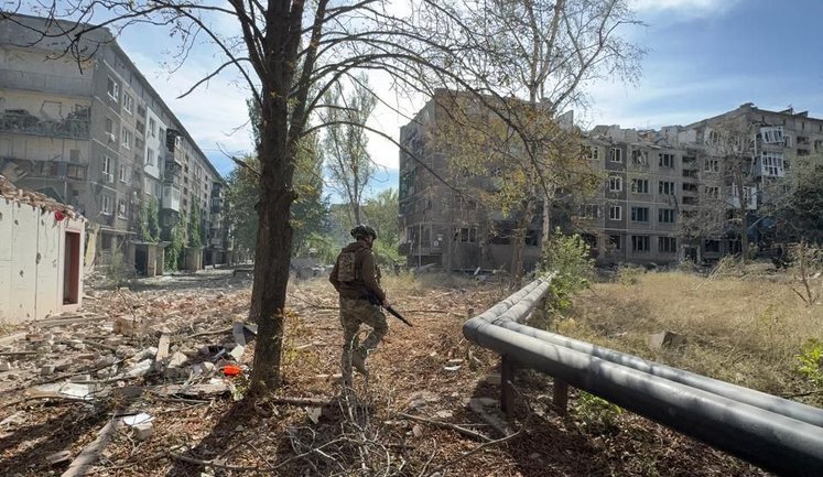 Доба на Донеччині: 2 людини загинули, 11 - поранено, також знищені будинки, автівки, адмінбудівлі. ФОТОрепортаж