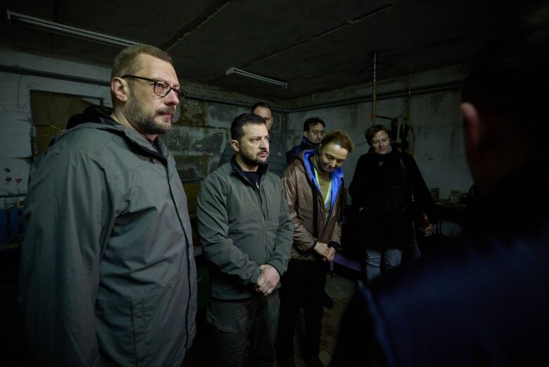 Зеленський, Габек та Пейчинович-Бурич оглянули наслідки російських злочинів у Ягідному: Місцеві 27 днів були у підвалі 09