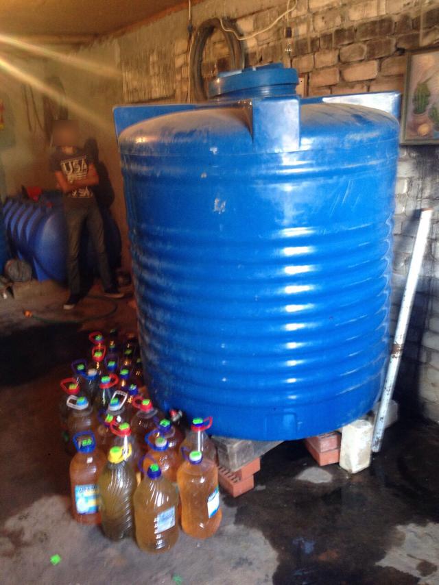 Податківці в Миколаївській області ліквідували цех із виготовлення фальсифікованих лікеро-горілчаних напоїв і зупинили незаконний продаж алкоголю в курортній зоні 01 Податківці в Миколаївській області ліквідували цех із виготовлення фальсифікованих лікеро-горілчаних напоїв і зупинили незаконний продаж алкоголю в курортній зоні 01