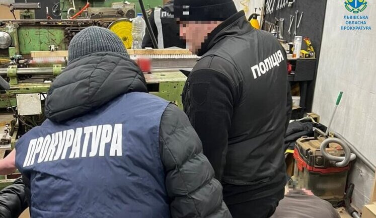 БЕБ знайшло підпільну тютюнову фабрику у Хмельницькому: Виробляли до 30 тисяч пачок на добу. ФОТОрепортаж
