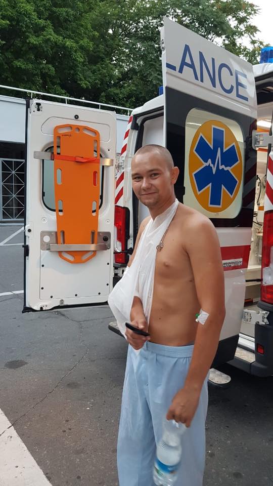 Пули в бронежилет и в приклад автомата. Они и спасли: жизни раненных в Марьинке полицейских ничего не угрожает, - МВД 01