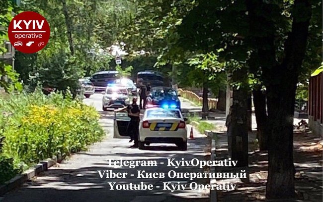 Полиция в Киеве проверяет заминированный автомобиль и подозрительный чемодан 01