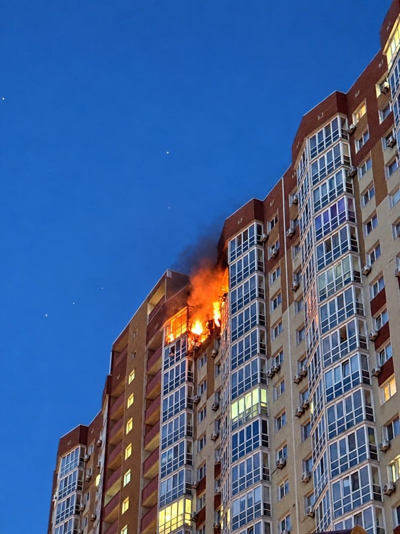 Наслідки ворожої атаки на Осокорках в Дарницькому районі столиці.