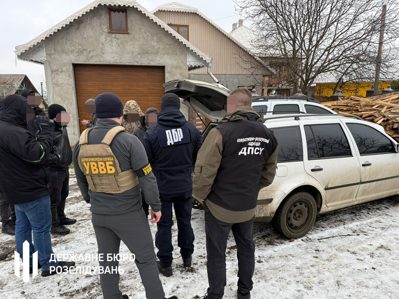 ДБР викрило правоохоронця на Буковині, який переправляв ухилянтів до кордону