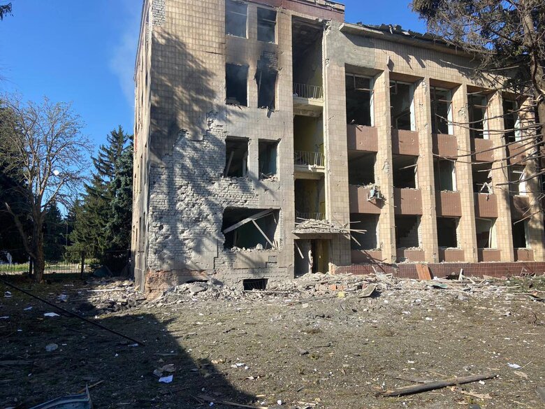 Селищна рада у Боровій після обстрілу