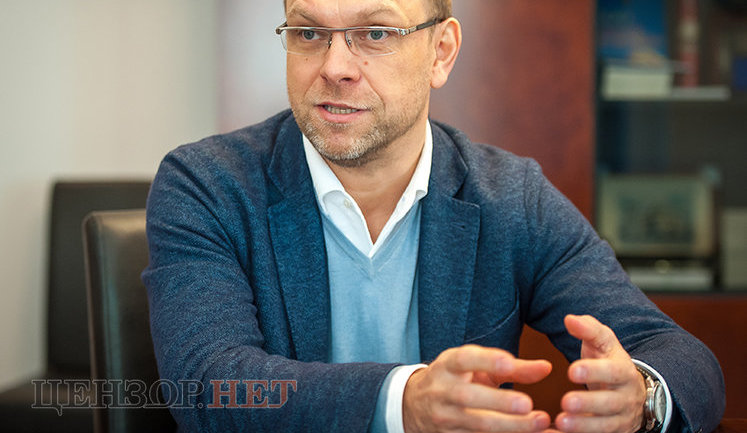 Власенко закликав внести в Раду подання на звільнення Луценка