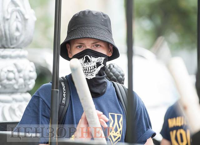 Митингующие остаются под Радой: некоторые активисты держат в руках биты и куриные яйца 04 Митингующие остаются под Радой: некоторые активисты держат в руках биты и куриные яйца 04