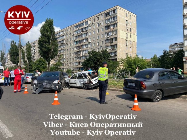 Пытался проскочить на красный: в Киеве таксист-нарушитель устроил масштабное ДТП, двое пострадавших 04