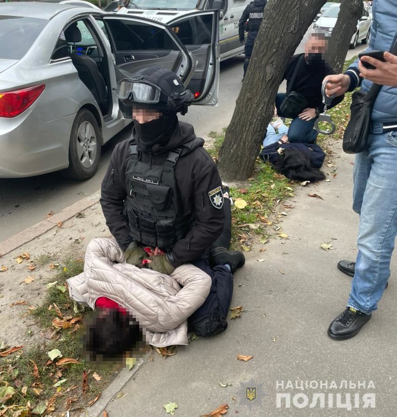 Угрожали и избивали: в Харькове задержали банду, которая похищала одиноких людей и заставляла их отдать недвижимость 02