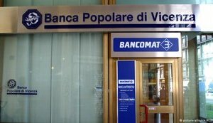 Италия вложит 17 млрд евро в спасение двух банков