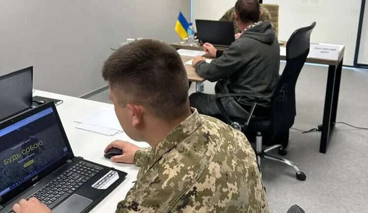 До центрів рекрутингу минулого тижня звернулося 1226 громадян. Це найкращий показник у березні, - Міноборони. ІНФОГРАФІКА