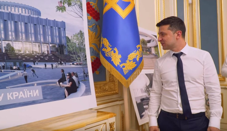 Замість адміністрації - офіс, кабінет із видом на Європейську площу, системи енергозбереження і площа для протестів, - Зеленський обговорив переїзд із Банкової. ВIДЕО