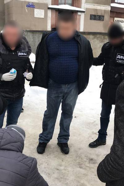 Майор полиции задержан на Харьковщине при получении 20 тыс. грн взятки за закрытие дела, - прокуратура 01