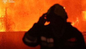 Наслідки балістичної атаки РФ на Київ: 2 постраждалих, триває ліквідація пожежі на складах. ФОТО